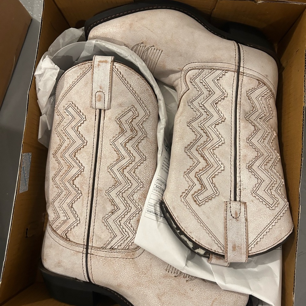 Laredo Cream Leather cowboy boots with Elegant Design